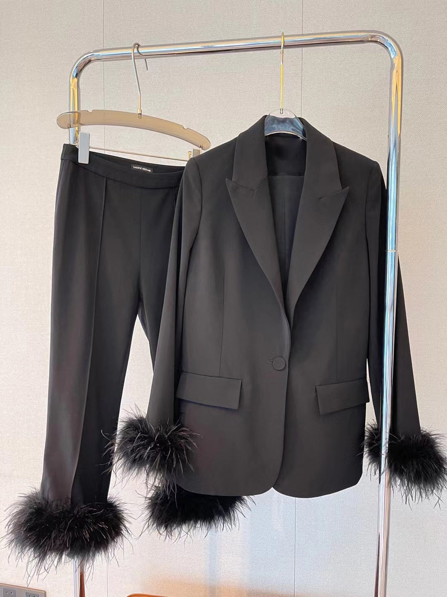 ENSEMBLE BLAZER + PANTALON ORNÉ DE PLUMES