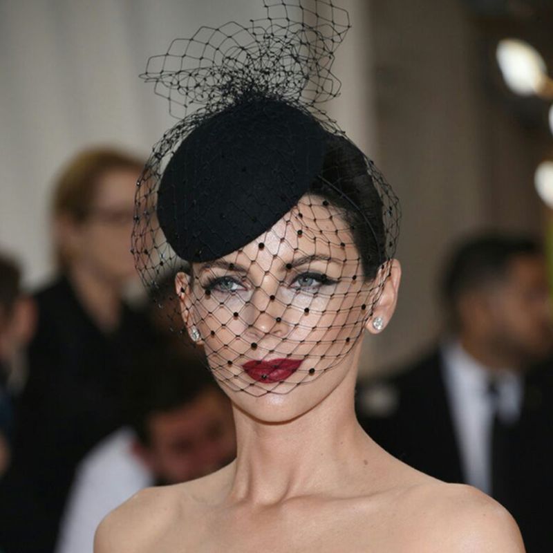 CHAPEAU DE PLUMES AVEC RESILLE