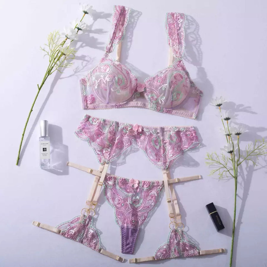 LINGERIE VIOLETTE EN DENTELLE BRODÉE