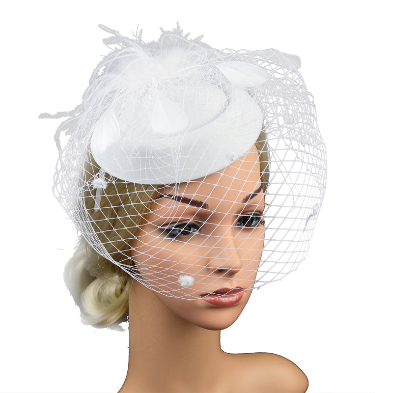 CHAPEAU DE PLUMES AVEC RESILLE